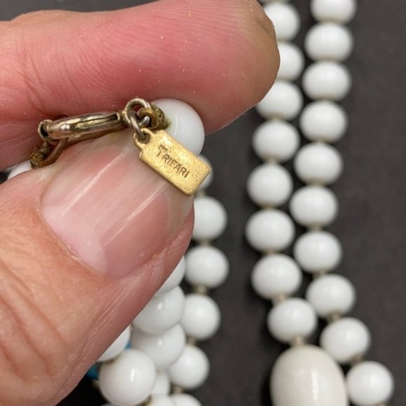 Long Vintage Trifari Venetian and Milk Glass Necklace - Picture 6 of 8